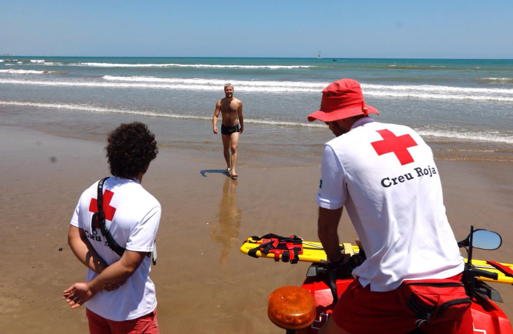 València cierra al baño las playas de la Malva-rosa y el Cabanyal