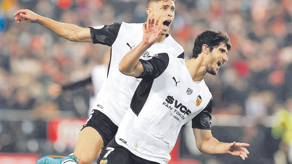 Guedes celebra un
gol junto a
Paulista.  f.calabuig