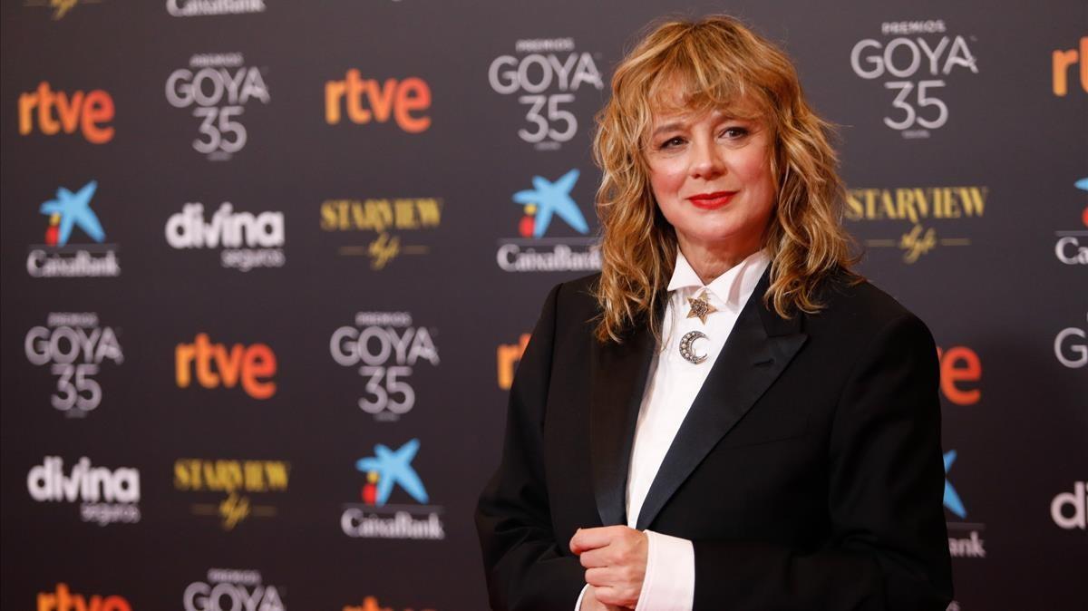 La actriz Emma Suarez  posa en la alfombra roja en la 35 edicion de los Premios Goya