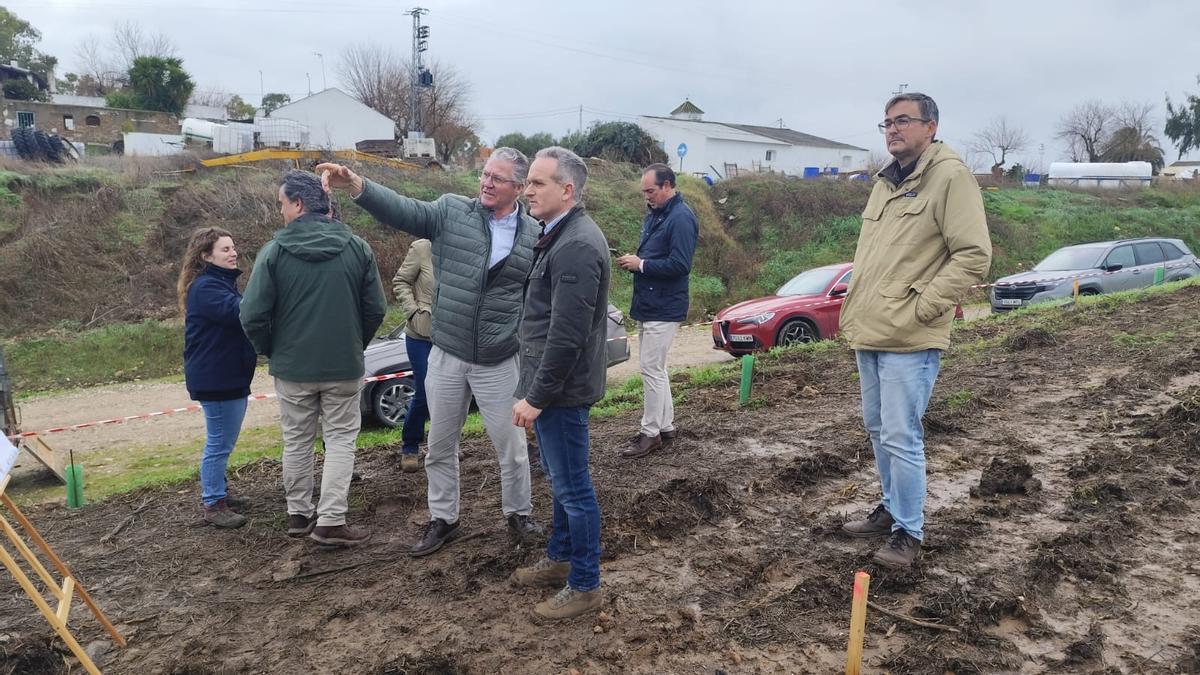 El delegado de Sostenibilidad y Medio Ambiente, Rafael Martínez, junto a los técnicos en su visita a la Finca La Reina.