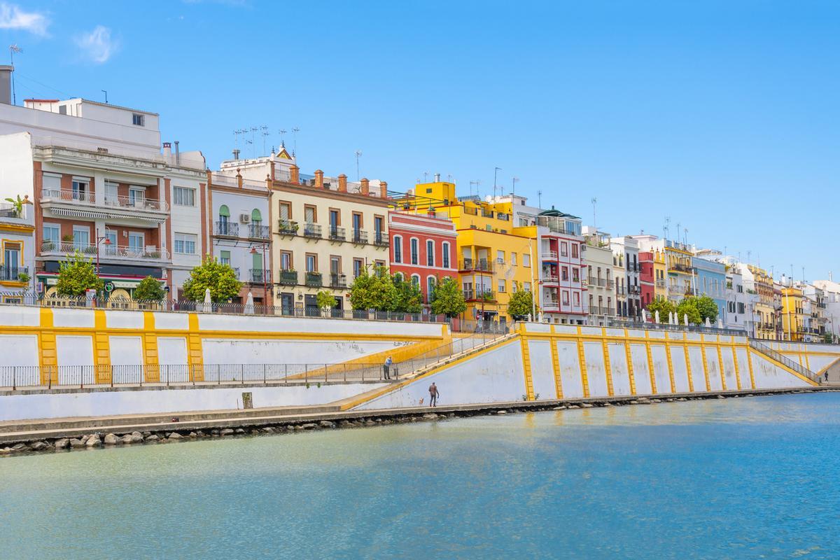 Las coloridas fachadas de la calle Betis en el barrio de Triana