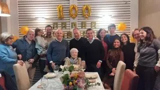 Cien años de felicidad: Maruja Llaneza celebra su centenario con una emotiva fiesta en familia y cantando "El Chalaneru"