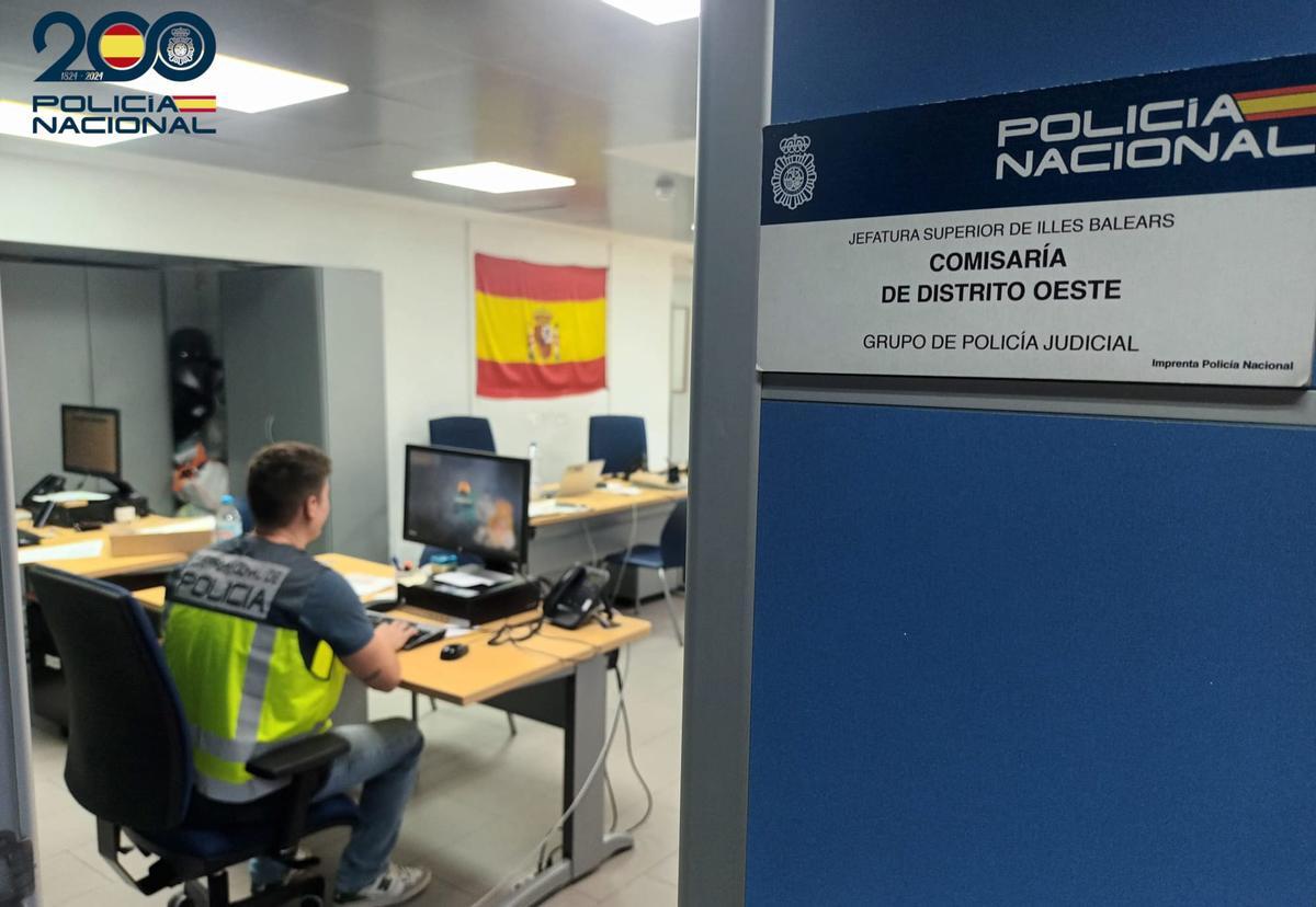 Agentes de la Comisaría de Distrito Oeste de la Policía Nacional.