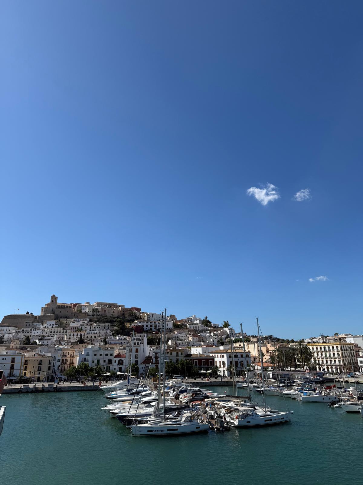 Für viele etwa von Mallorca stammende Lehrer ist es ein Alptraum, wenn sie zum Arbeiten nach Ibiza geschickt werden.