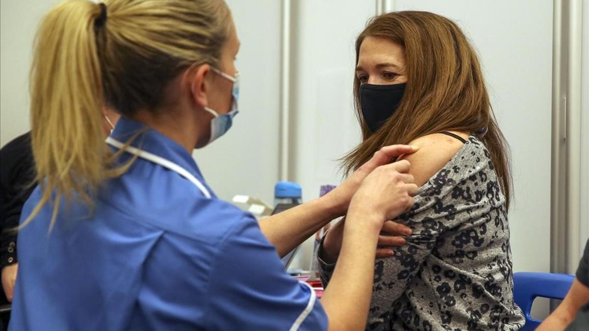 13 April 2021  United Kingdom  Reading  A woman receive an injection of the Moderna Coronavirus (Covid-19) vaccine administered by nurse Amy Nash  at the Madejski Stadium  The Moderna vaccine is the third to be approved for use in the UK  and is now being given to patients in England  Photo  Steve Parsons PA Wire dpa  13 04 2021 ONLY FOR USE IN SPAIN