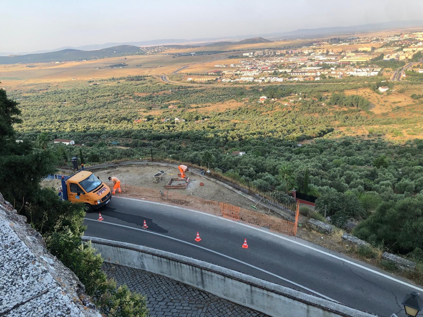 Las imágenes de la instalación del &#039;Monumento a las víctimas de accidentes de motos&#039; junto al santuario de la Virgen de la Montaña
