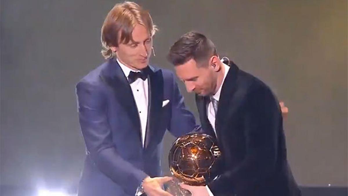 El momento en el que Modric le entregó el Balón de Oro a Messi