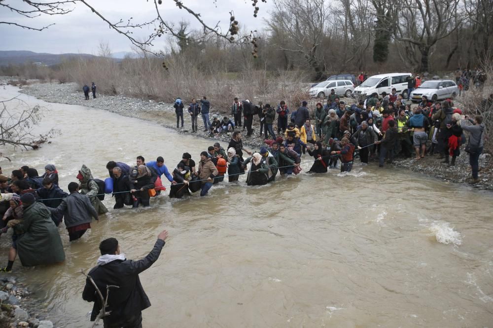 Miles de refugiados cruzan un río para acceder a Macedonia