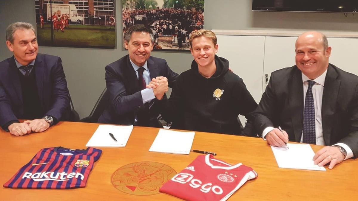 De Jong, durante la firma de su fichaje con Bartomeu, Grau y Segura.