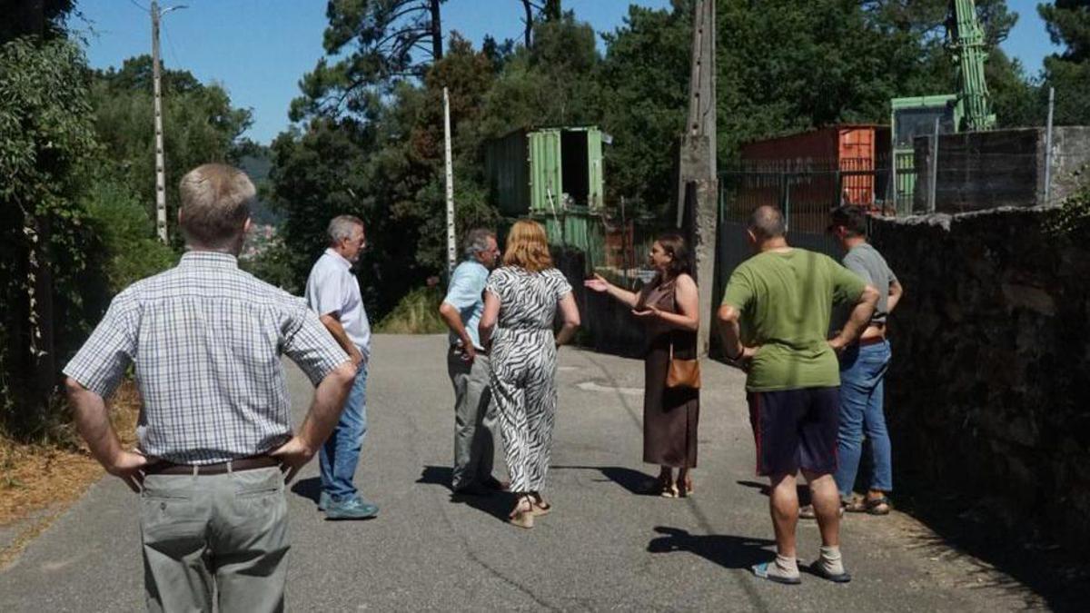 La alcaldesa, Digna Rivas, visita las obras con los vecinos.