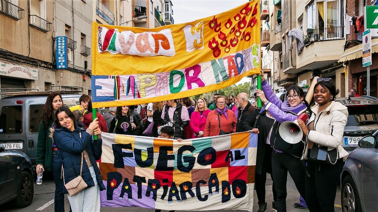 Manifestación del 8-M 2023 en L'Hospitalet de Llobregat bajo el lema &quot;Vivas y empadronadas&quot;.