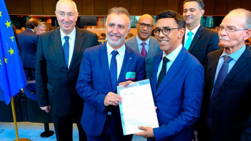 Ángel Víctor Torres, junto a otros representantes de las RUP.