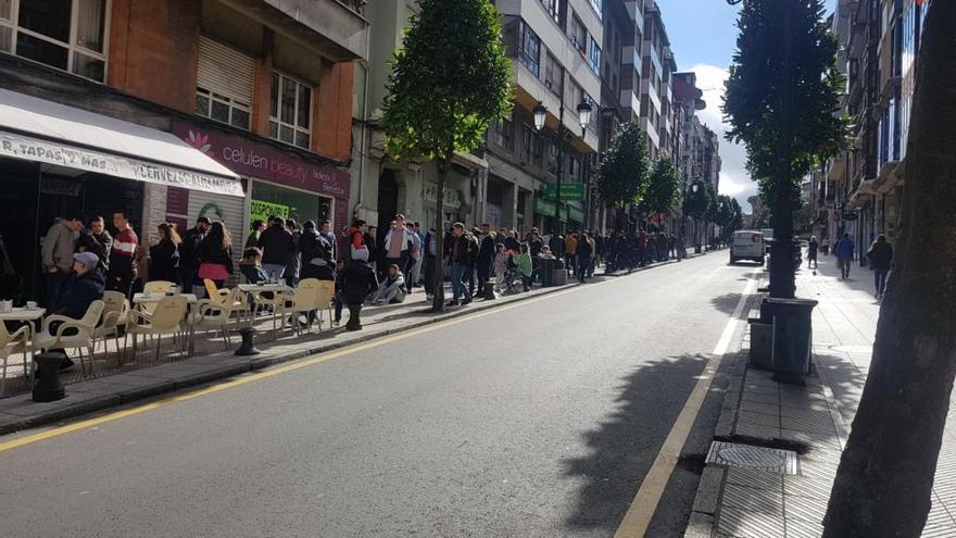 Colas en El Rosal para comprar entradas para el derbi