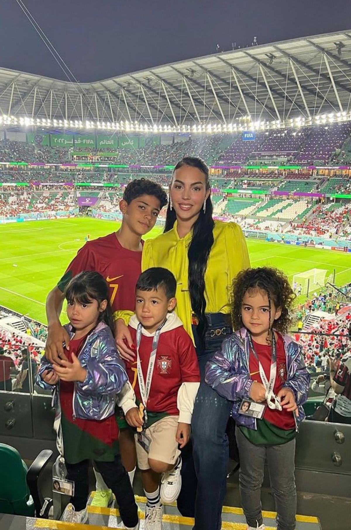 Georgina Rodríguez, vistiendo una camisa de la marca asturiana Cyrana, en Qatar, con sus hijos. | LNE