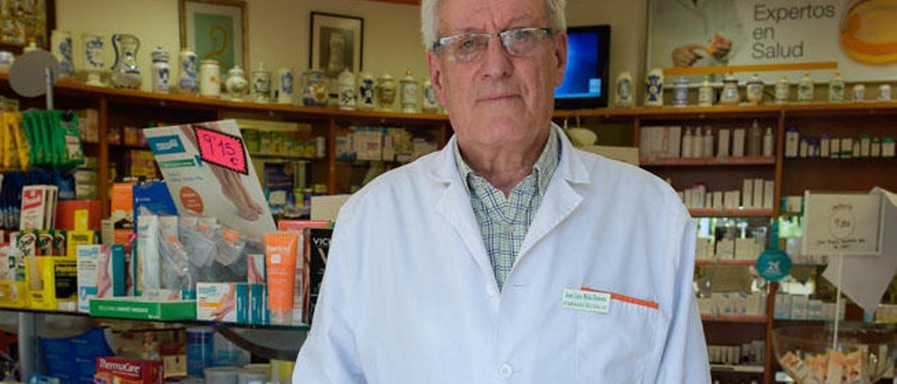 José Luis Mola Doreste, ayer, en la farmacia de La Minilla.