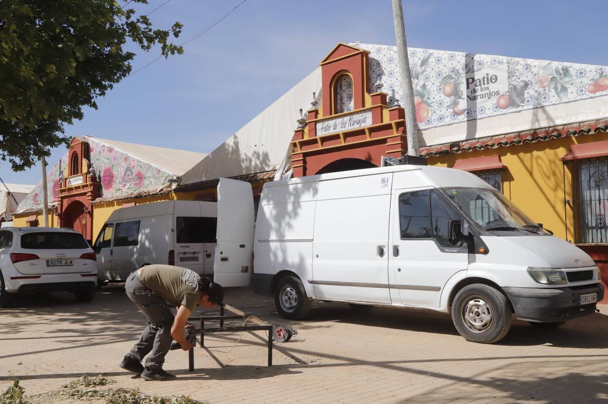 En El Arenal se intensifica el montaje de las casetas en un año en el que los coates vuelven a subir