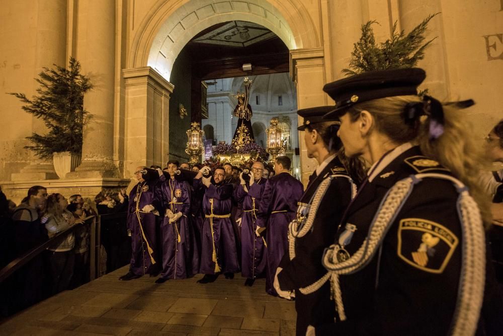 El Nazareno lució anoche una nueva canastilla revestida de pan de oro y la parihuela de su trono original recién estrenada