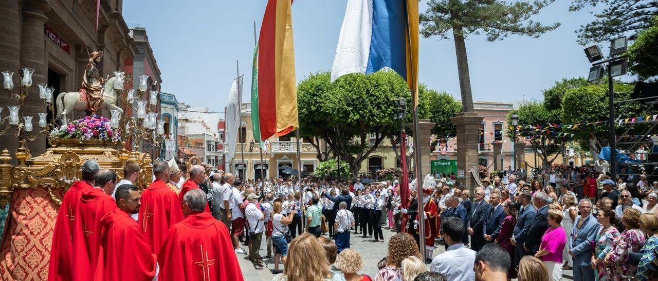 Santiago Apóstol, hoy, delante de su templo en Gáldar.