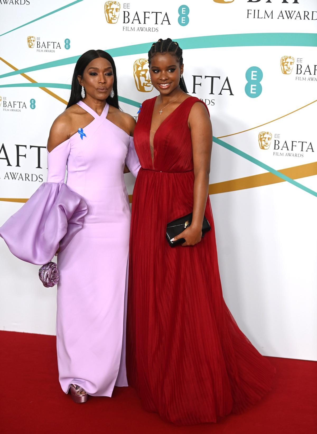 London (United Kingdom), 19/02/2023.- Angela Bassett (L) and Zeze Millz arrive for the 2023 EE BAFTA Film Awards ceremony at the Southbank Centre in London, Britain, 19 February 2023. The event is hosted by the British Academy of Film and Television Arts (BAFTA). (Reino Unido, Londres) EFE/EPA/NEIL HALL