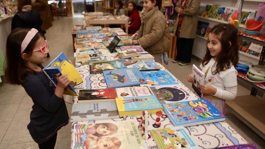 Los niños asumieron la instalación y gestión de sus puntos de venta de libros de segunda mano,  con una participación completamente gratuita.   | // BERNABÉ/LUCÍA ABELEDO