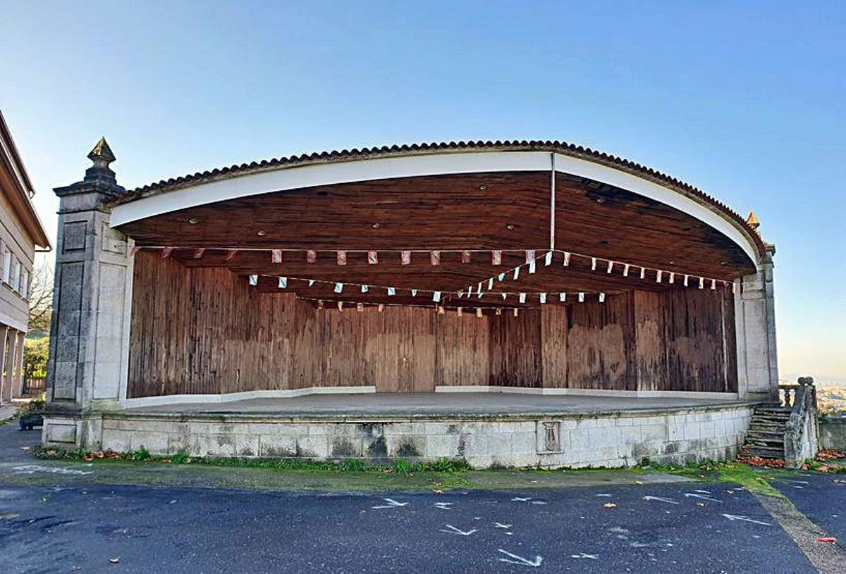 Palco junto a la iglesia de Santa Marina de Cabral.