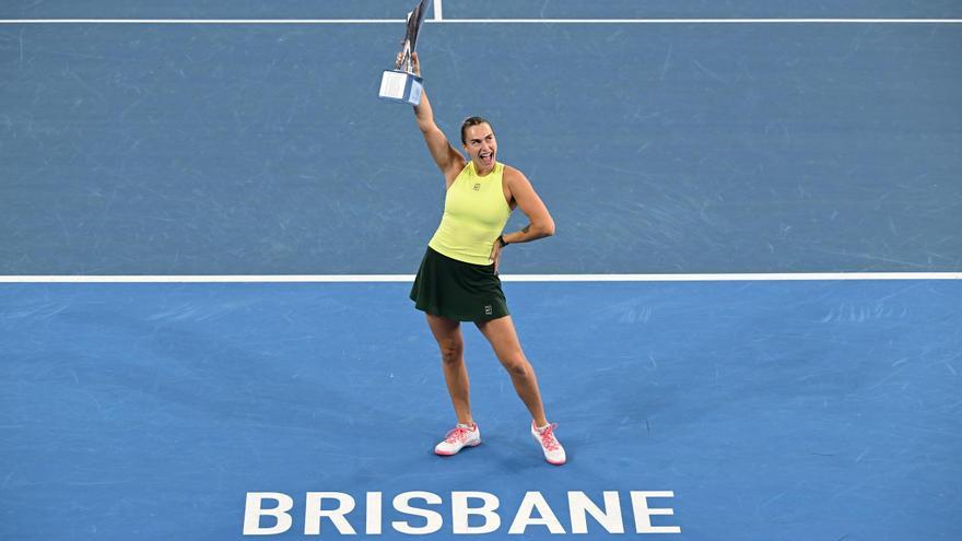 Sabalenka, con el trofeo de campeona en Brisbane.