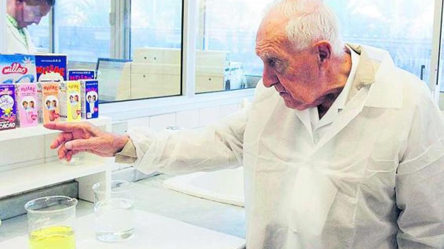 José Sánchez Rodríguez muestra algunos de los productos elaborados en la planta de JSP de Güímar. | | CARSTEN W. LAURITSEN