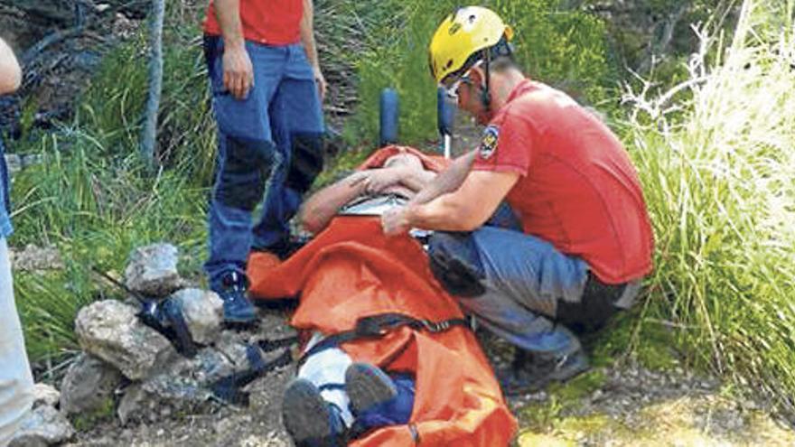 Rettungskräfte kümmern sich um die Verletzte