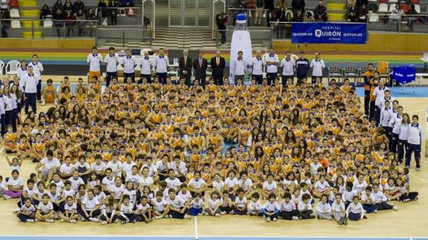 Más de 500 niños posan en la foto de familia del Básquet Coruña en el Palacio