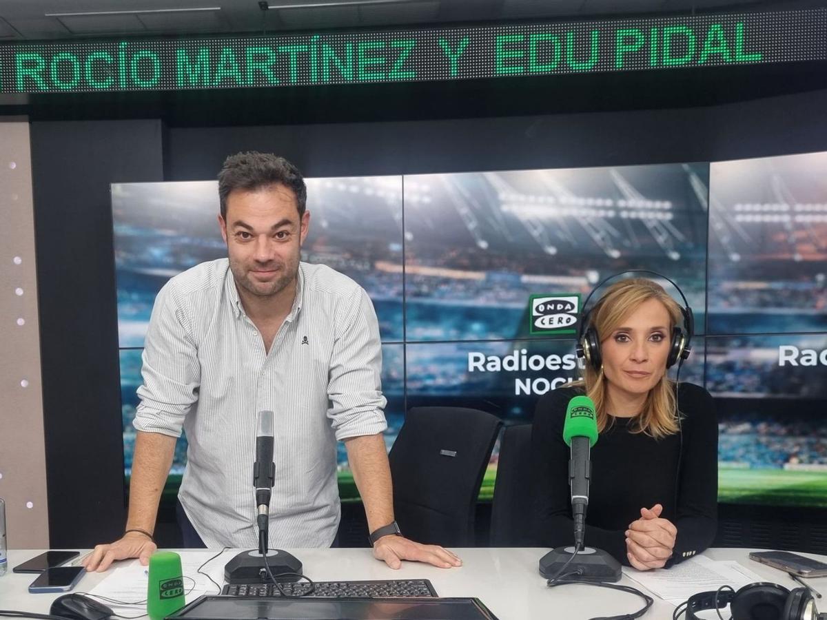 Edu Pidal, junto a Rocío Martínez, en el estudio de Onda Cero. | X. F.