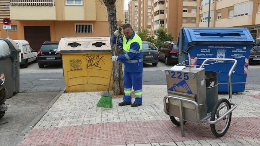 El estudio del comité se centra en la limpieza viaria. Un operario trabaja en la barriada de La Roca.