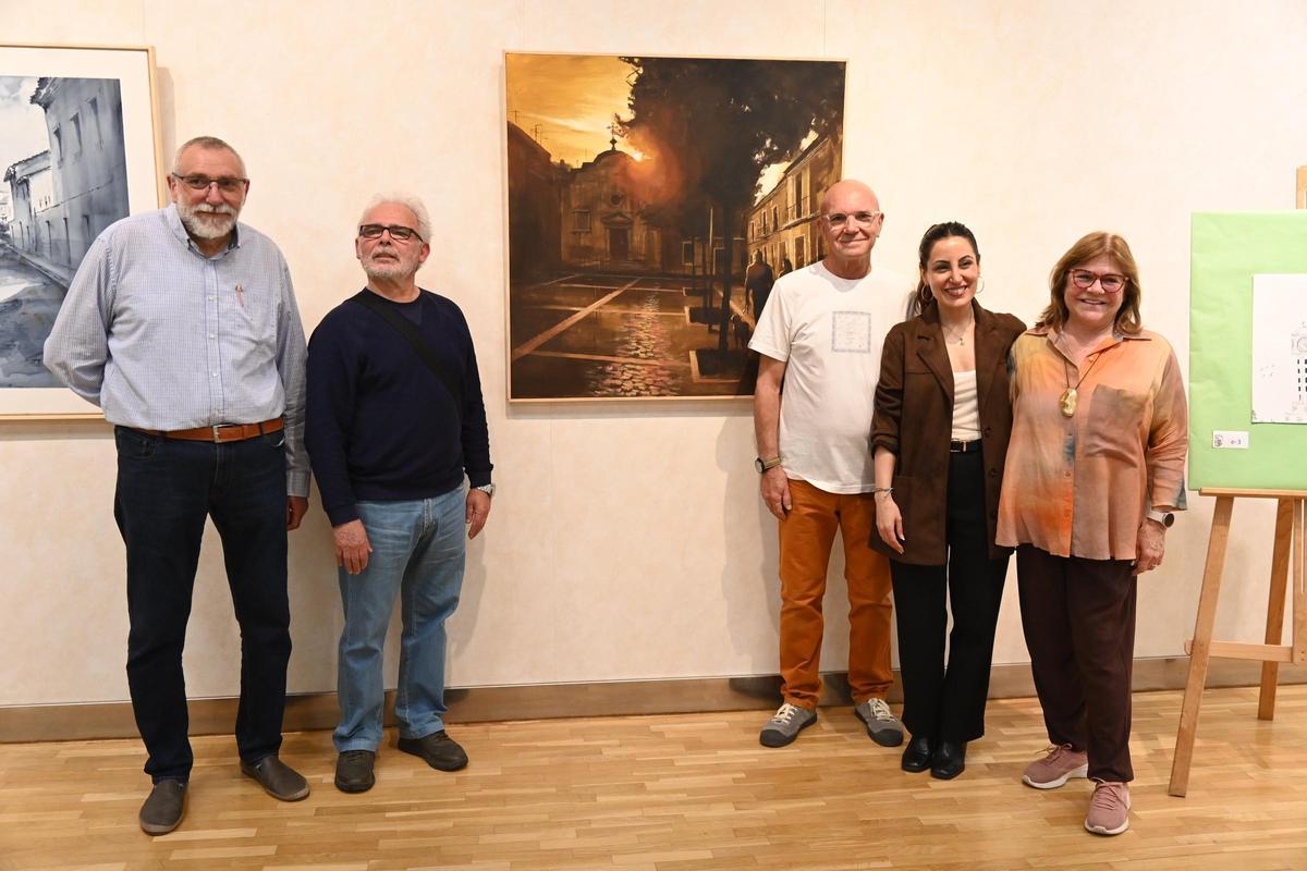 La obra ganadora, junto a autoridades y miembros del jurado.