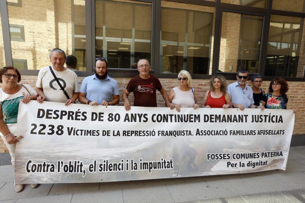 Miembros de la Plataforma de Familiares de Víctimas del Franquismo del cementerio de Paterna.