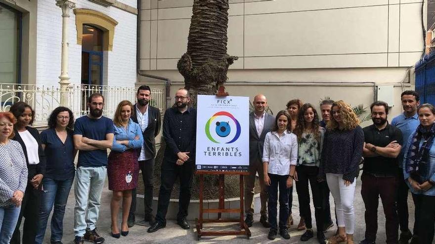 Foto de familia de los participantes en la sección &quot;Enfants Terribles&quot; del Festival de Cine.