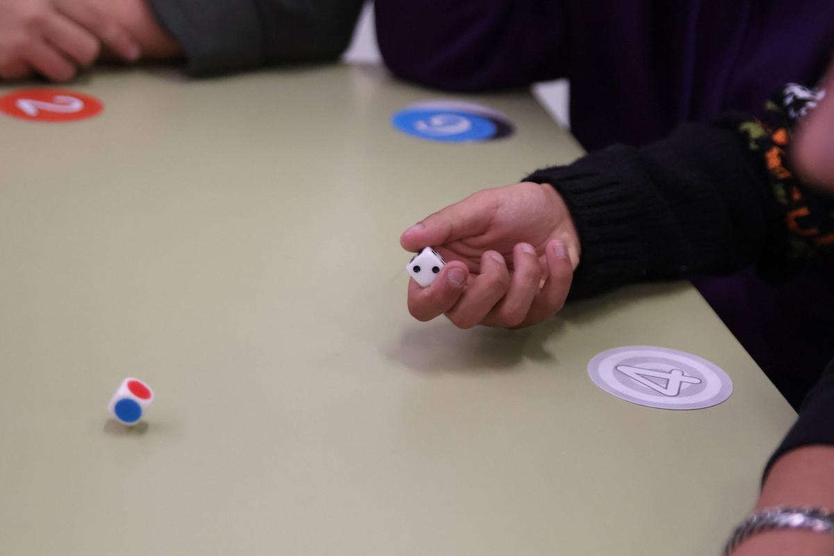 A punto de tirar el dado.