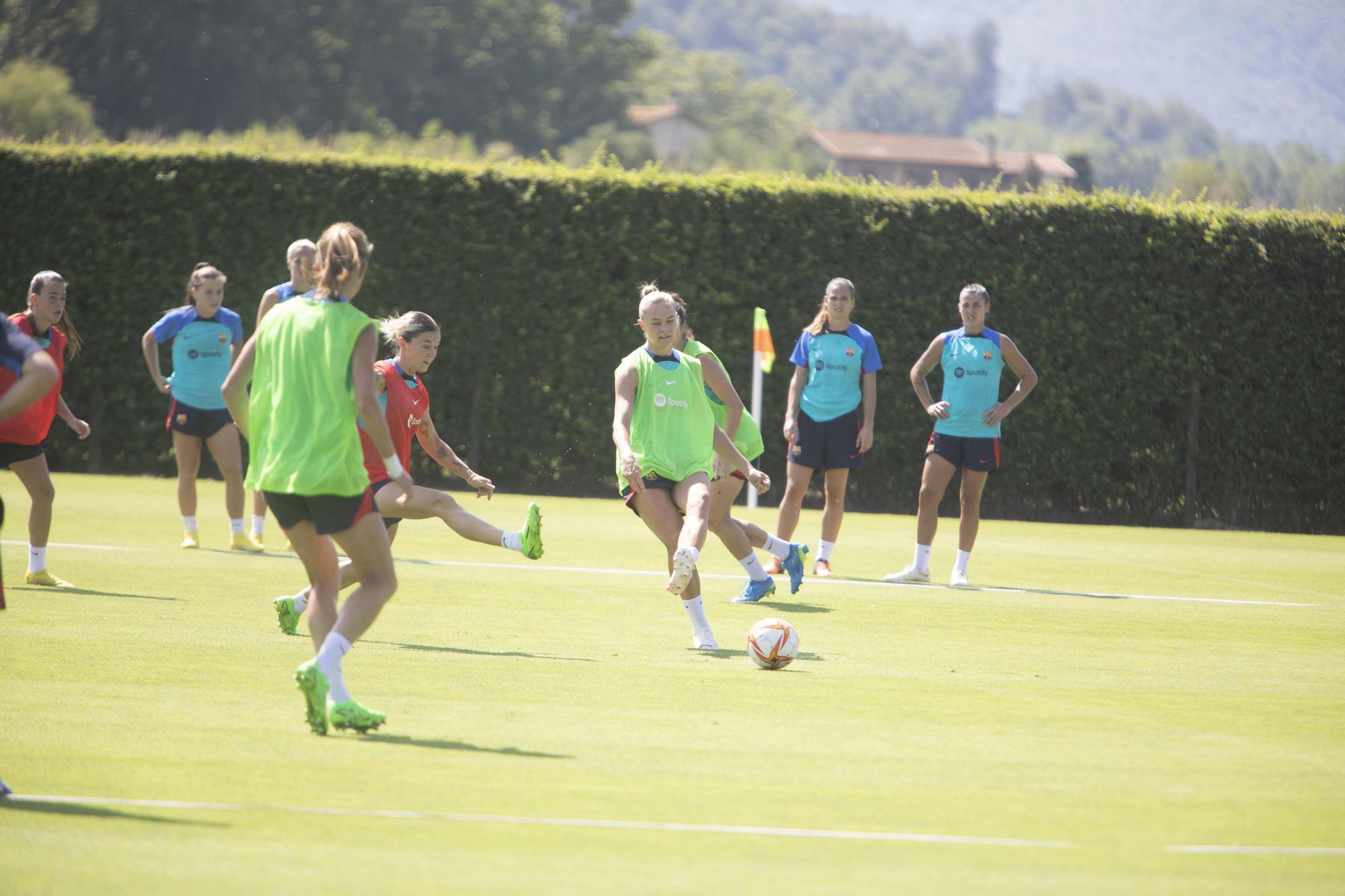 Sessió d'entrenament del Barça femení a la Vall d'en Bas