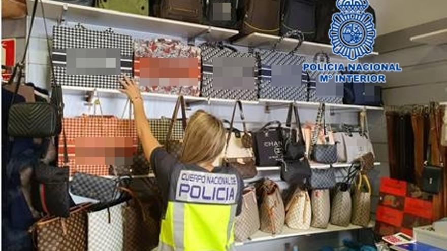 Una agente de Policía durante el dispositivo en el sur de Tenerife