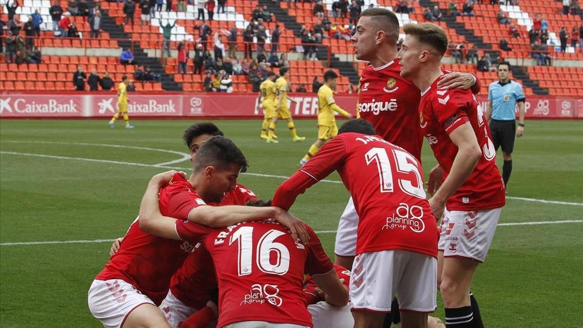 Jugadores del Nàstic celebran un un gol en un partido frente al Barça B