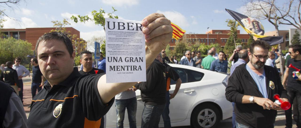 La batalla entre el taxi y Uber esuna de las mayores polémicas de competencia.