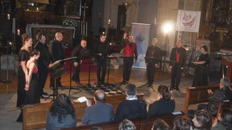 El conjunto vocal «Ars Poliphonica», ayer, durante el concierto que ofreció en la iglesia de San Isidoro el Real.