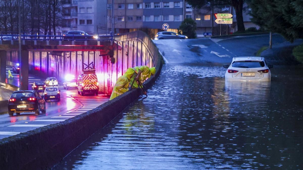 Vecinos de Pelamios (Galicia) con el agua en el salón de casa: Había medio metro de auga de altura
