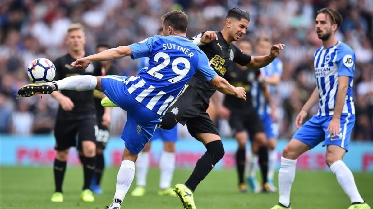 Suttner rechaza un balón ante la presencia del canario Ayoze