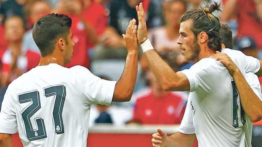 Marco Asensio felicita a Gareth Bale por su gol ante el Tottenham.