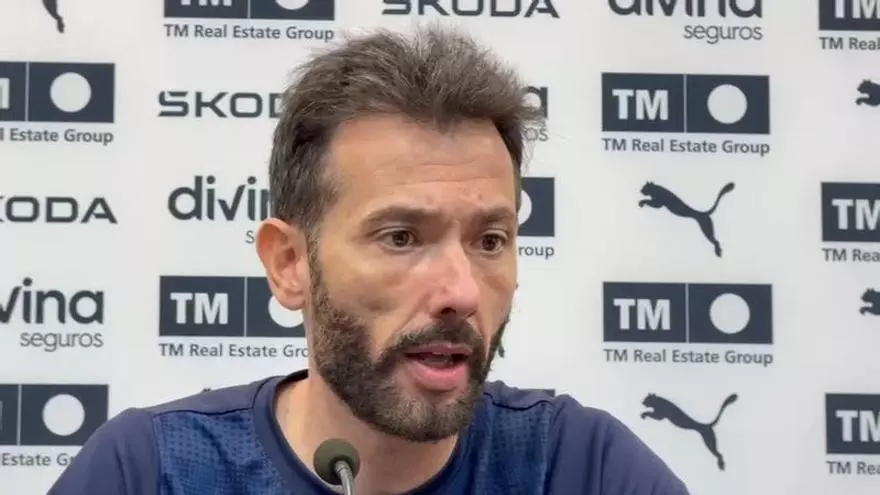 Alarma en el Valencia CF: Corberán confirma la baja de dos titulares contra el Sevilla