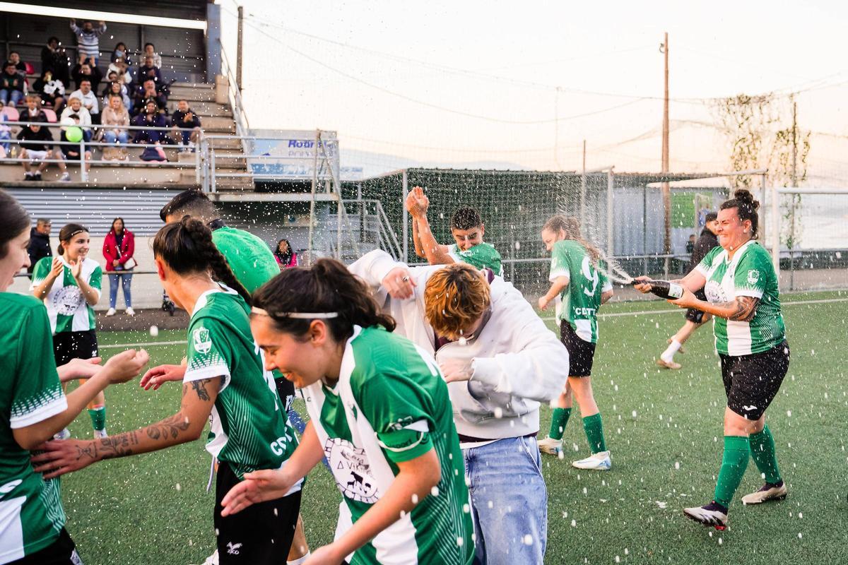 Celebración en A Guía tras el partido.