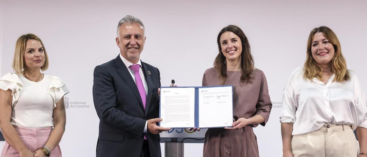 Noemí Santana, Ángel Víctor Torres, Irene Montero y Ángela Rodríguez tras firmar el Plan Corresponsables