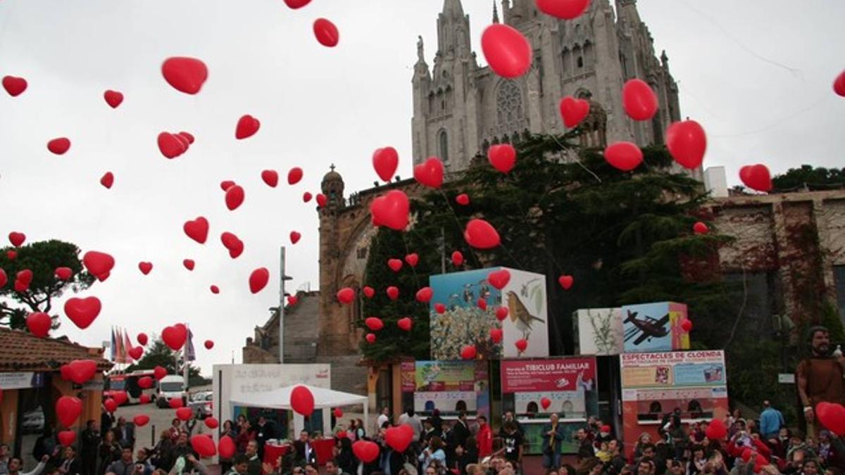 Un momento del despegue de globos con forma de corazón en la pasada edición de la Festa del Cor en el Tibidabo.