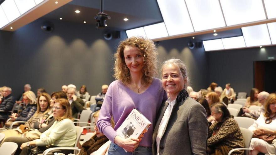Juncal Herrero y Alicia Vallina, en el Club LA NUEVA ESPAÑA. | FERNANDO RODRÍGUEZ