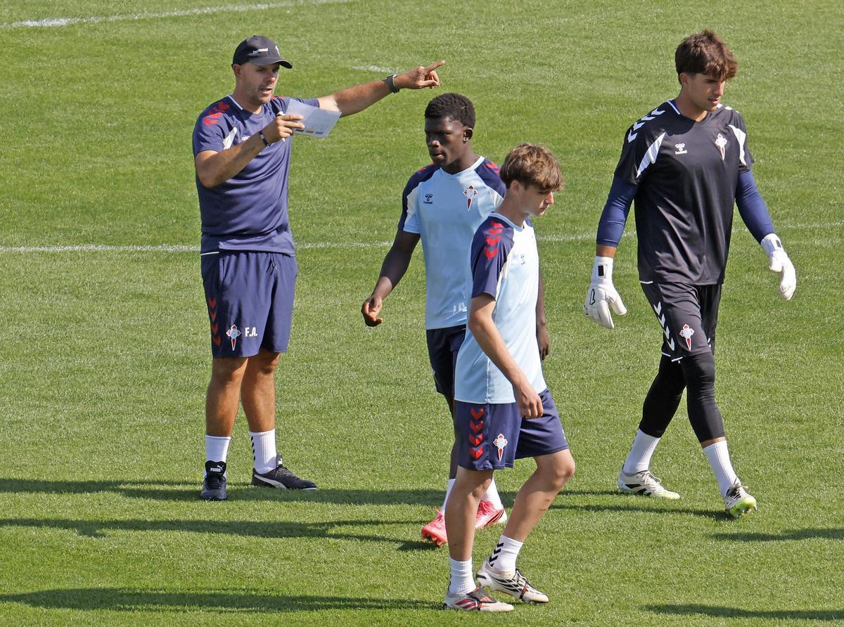 Fredi, da órdenes a sus jugadores, en un reciente entrenamiento del Fortuna en Afouteza.