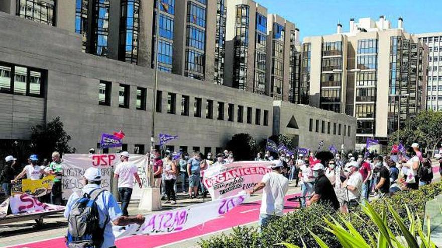 Manifestacíón de los trabajadores de JSP ante la sede de Presidencia del Gobierno de Canarias.